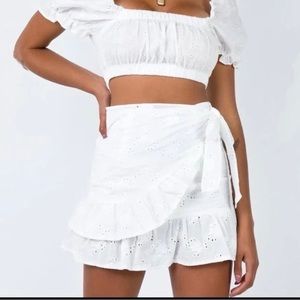 Princess Polly size 2 white eyelet skirt. Zips in back.